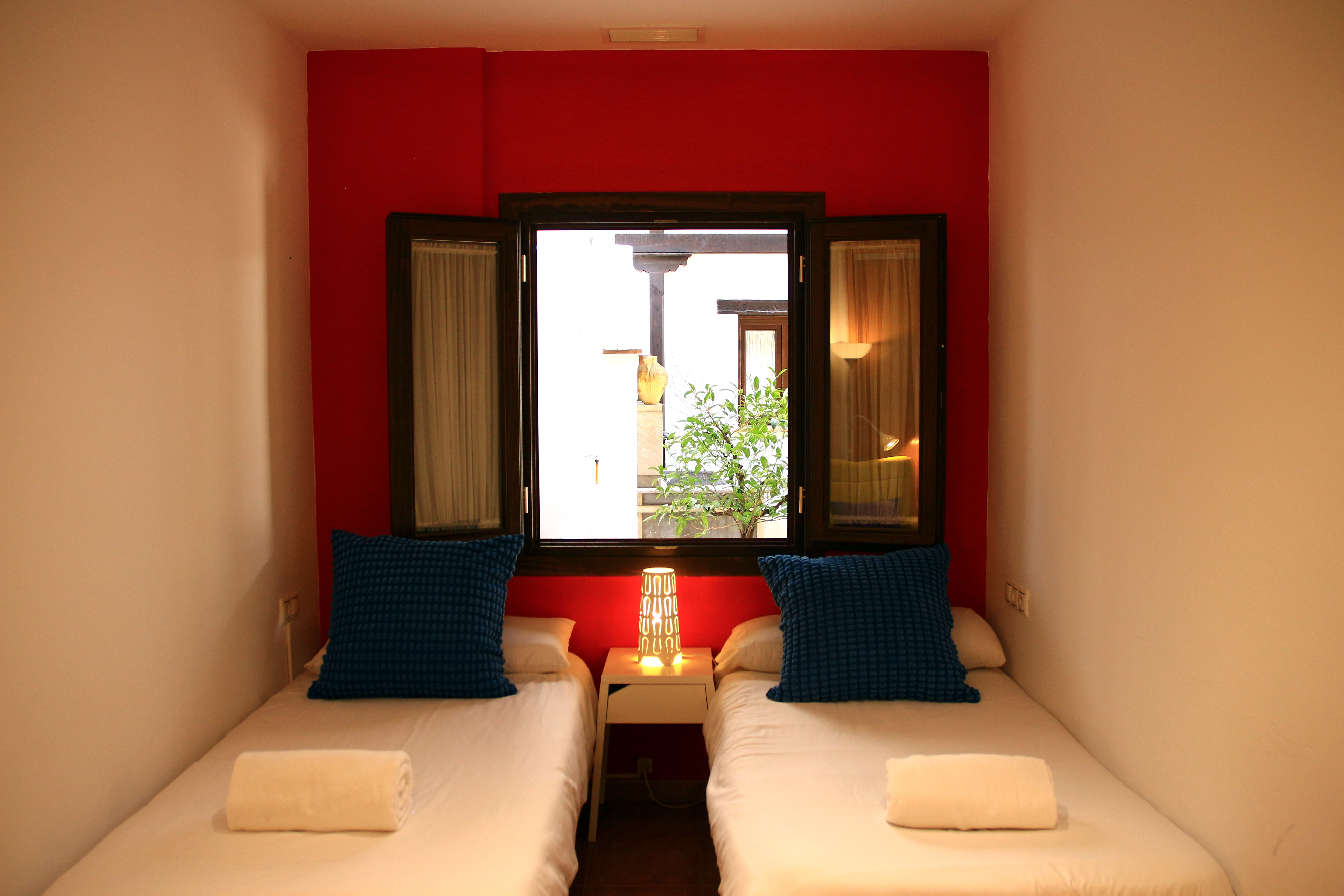 Planta Baja B — dormitorio rojo