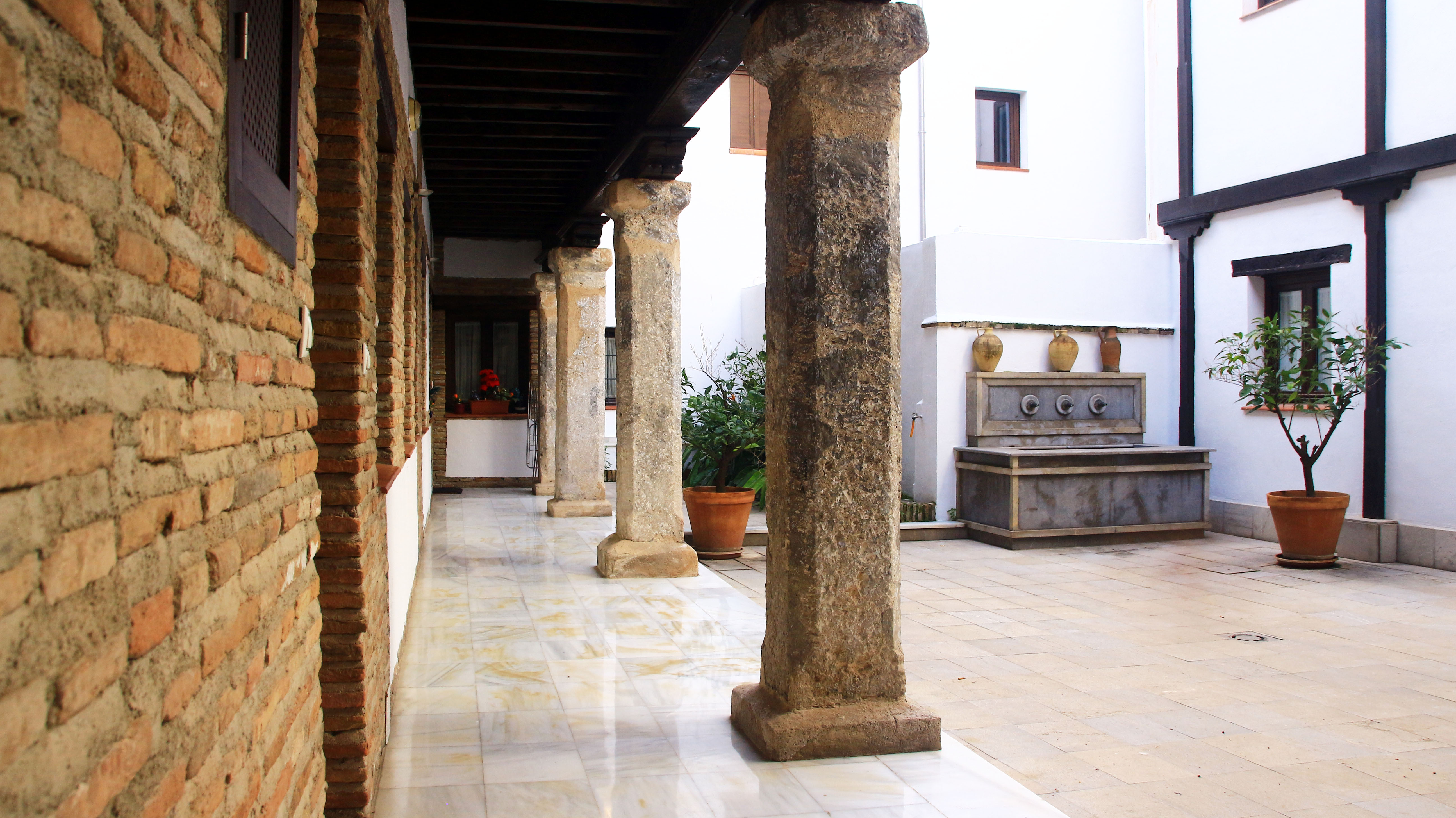 Galería porticada del patio interior — Casa de la Alberca Granada