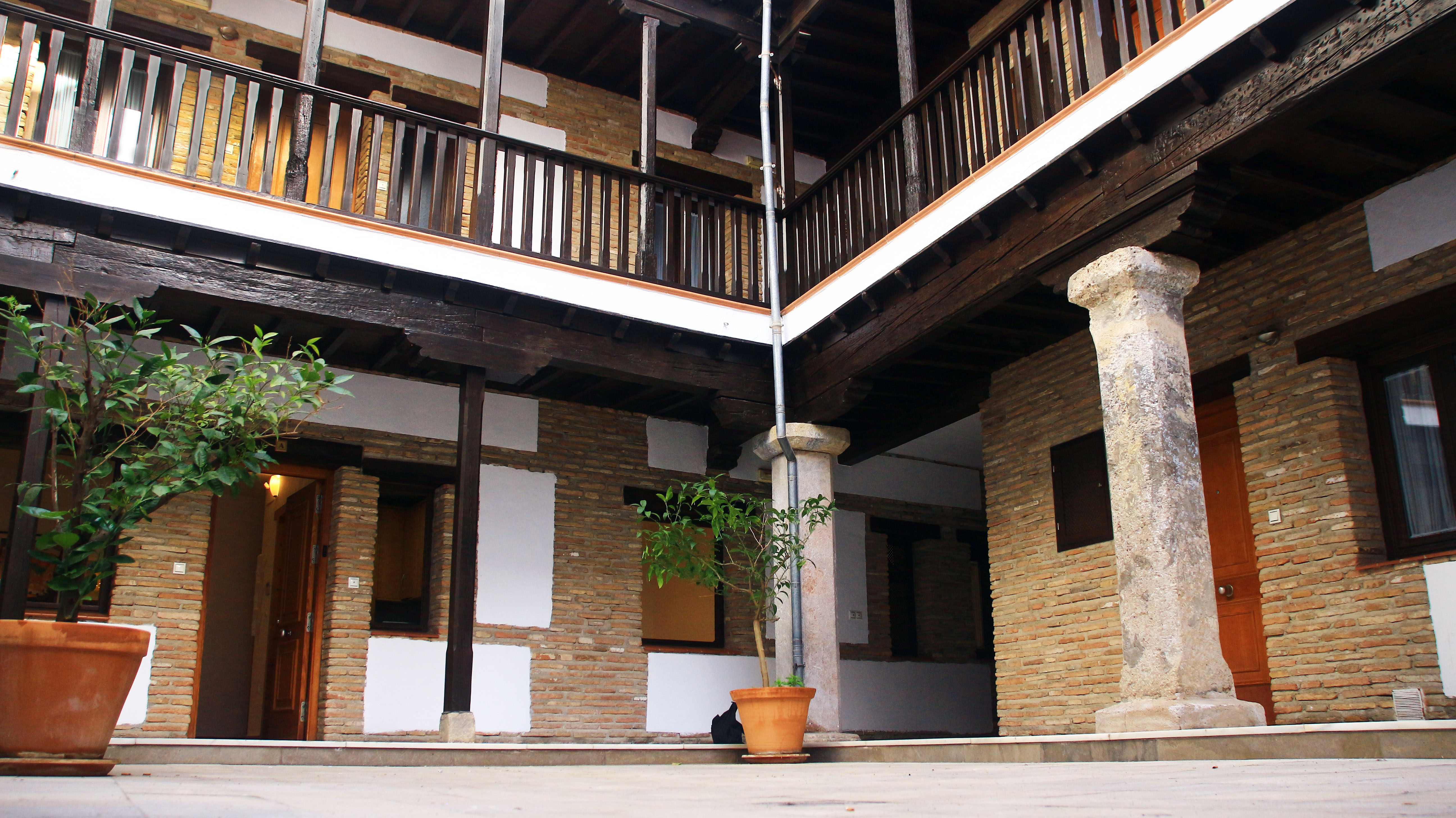 Alberca de piedra histórica — Casa de la Alberca Granada