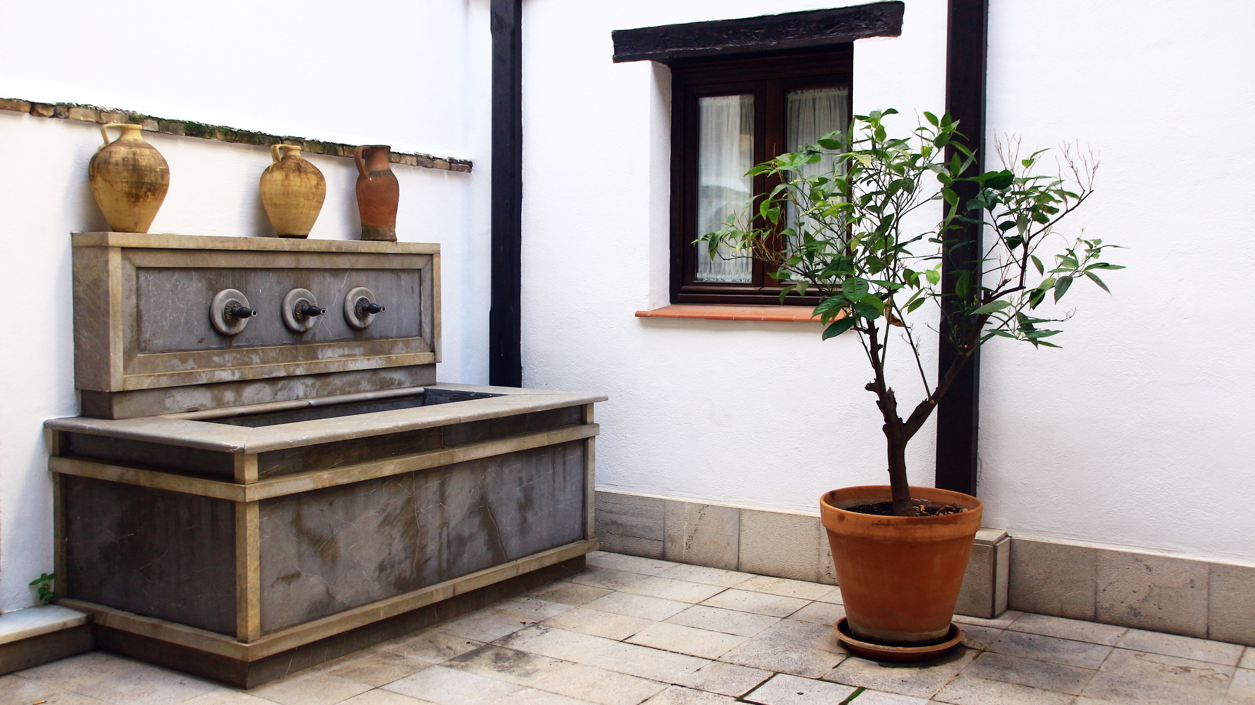 Patio visto desde la galería — Casa de la Alberca