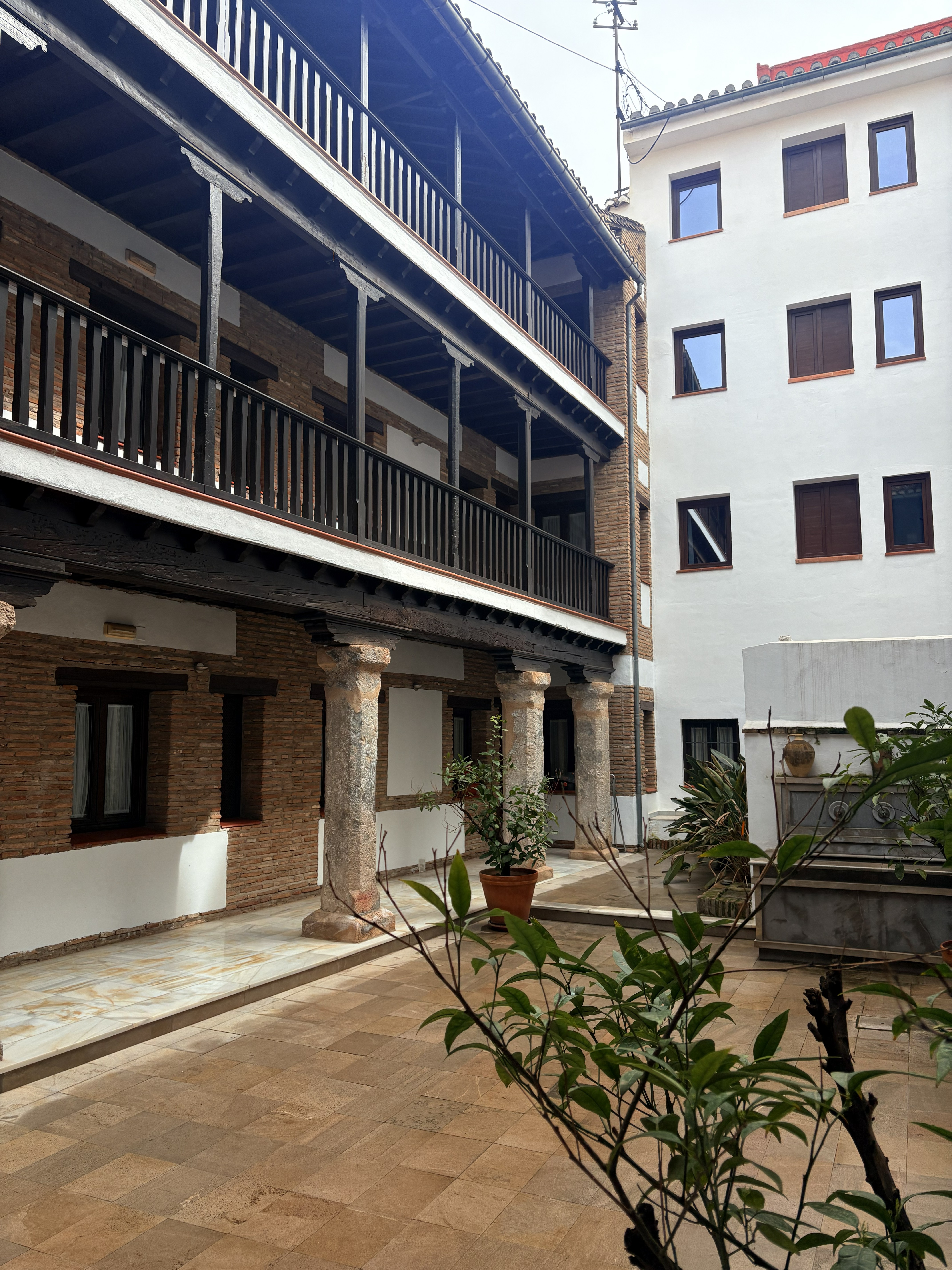 Patio histórico con galería de columnas — Nest Flats Alhacaba, El Realejo, Granada