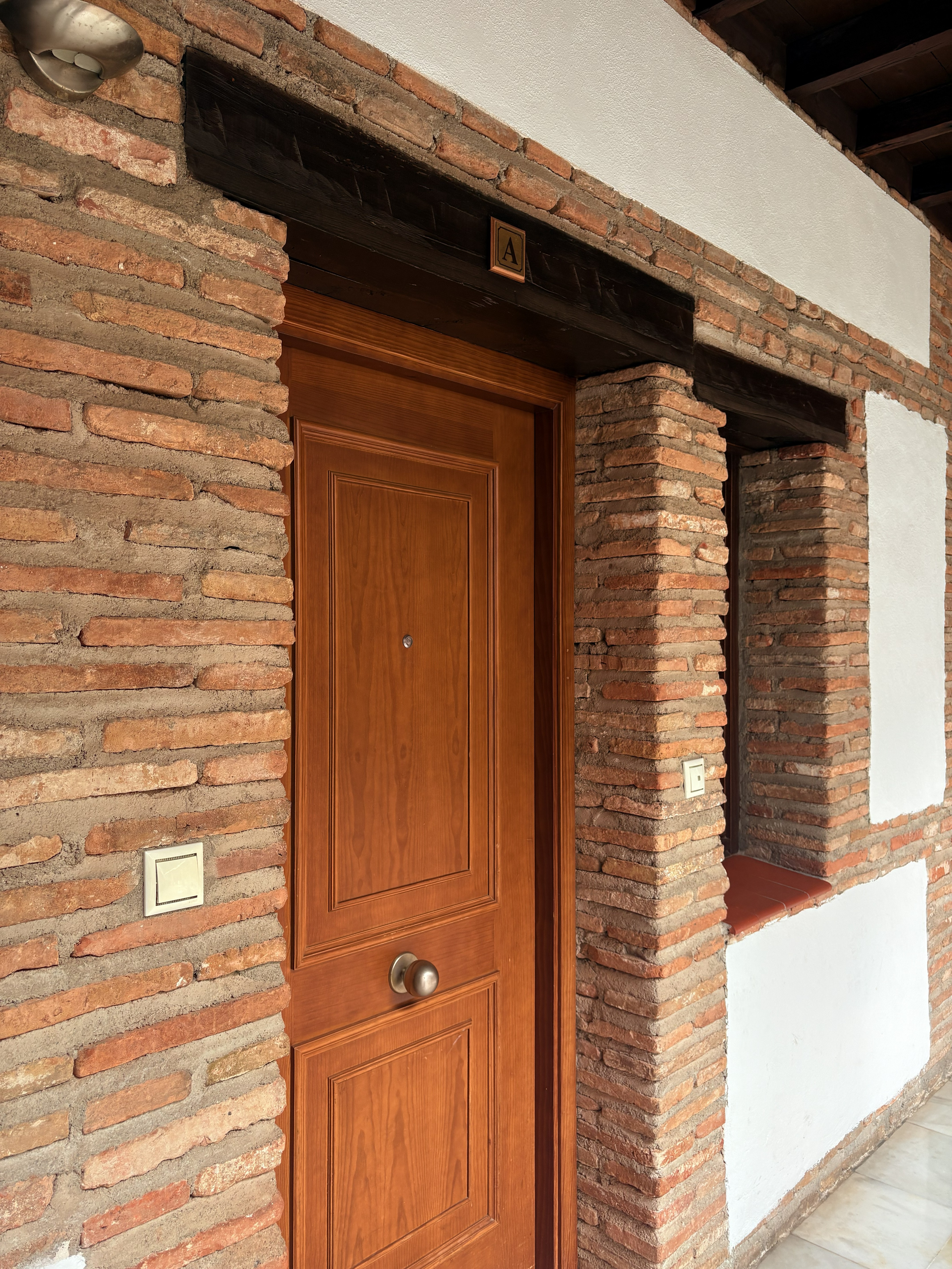 Planta baja — puerta de entrada en patio de ladrillo