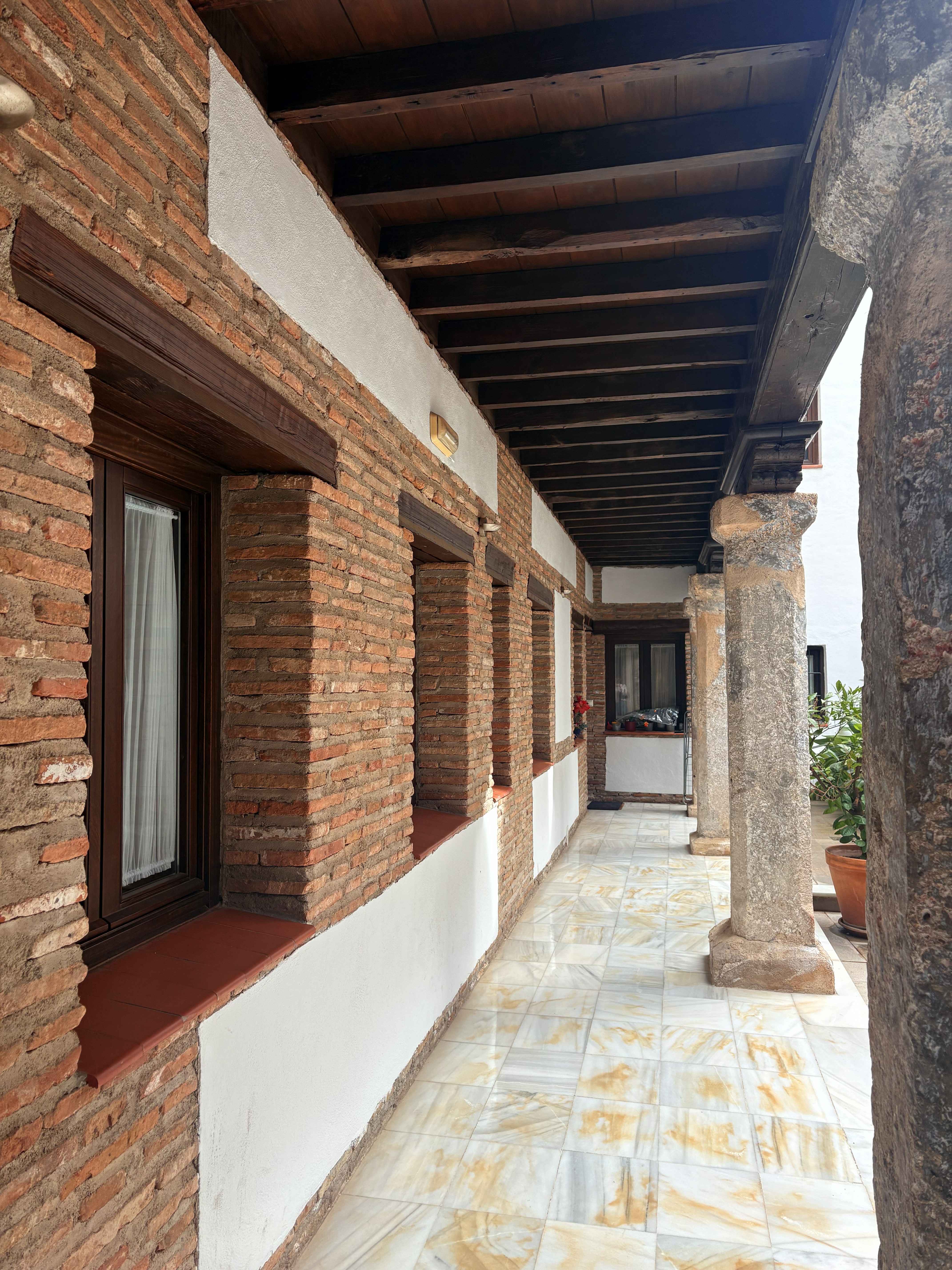 Galería porticada del patio interior — Nest Flats Alhacaba
