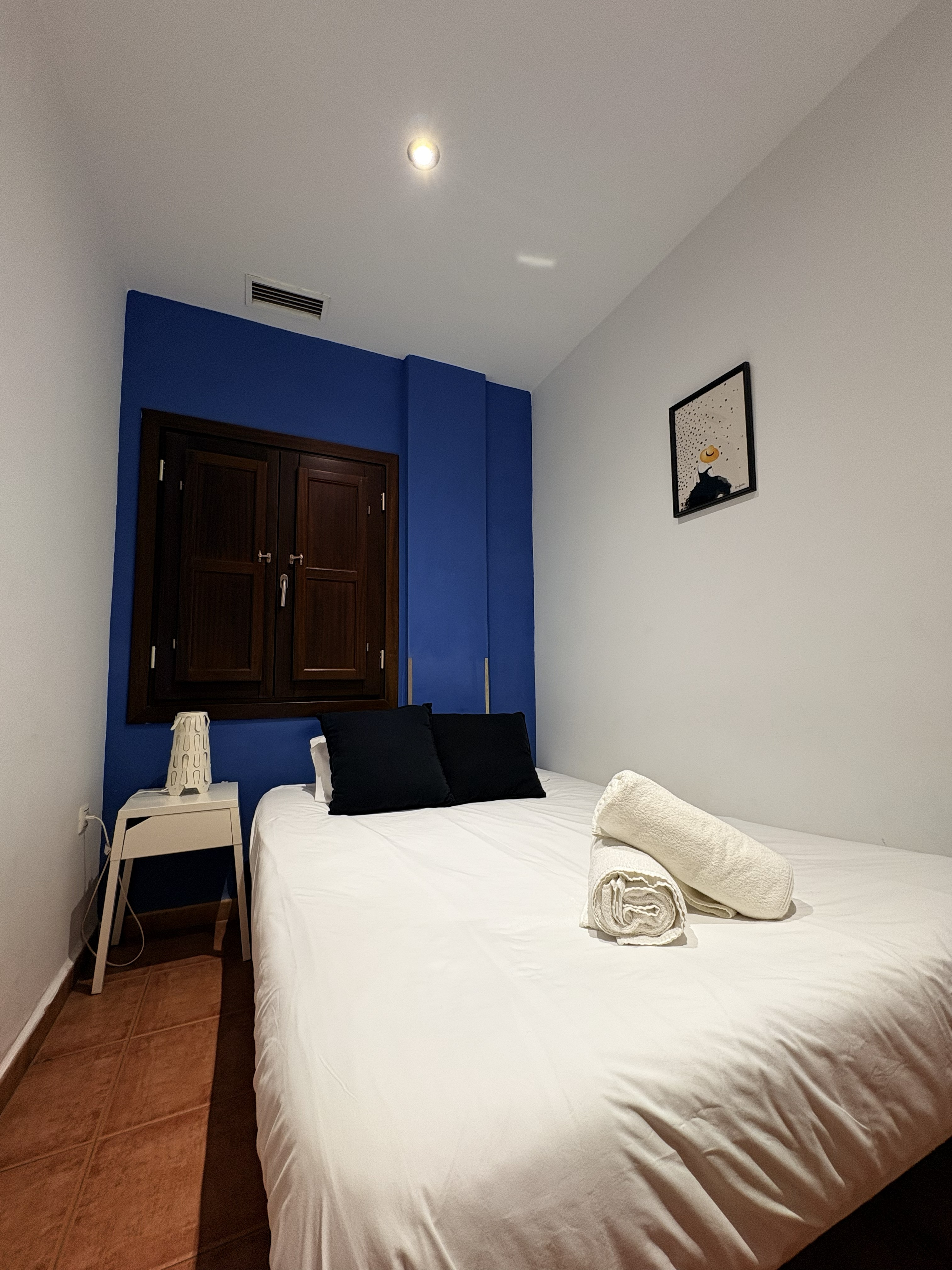 2ª planta — dormitorio individual con pared azul
