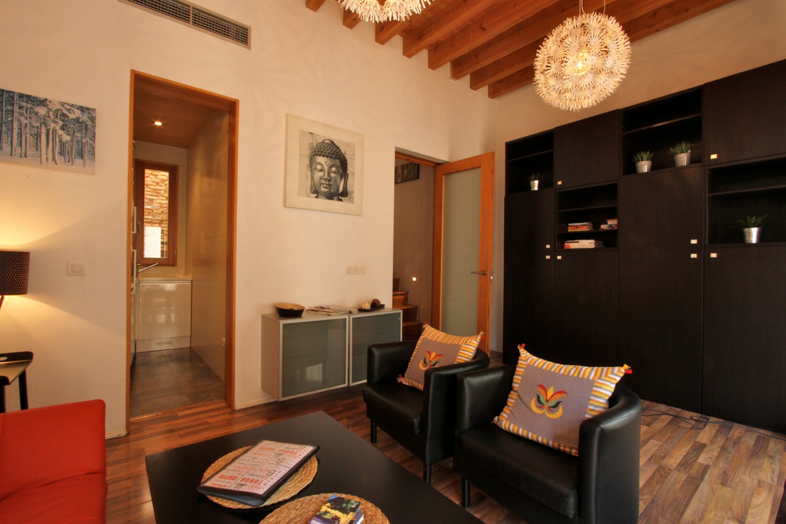 Dormitorio en planta superior con vigas — Dúplex Gomérez Granada