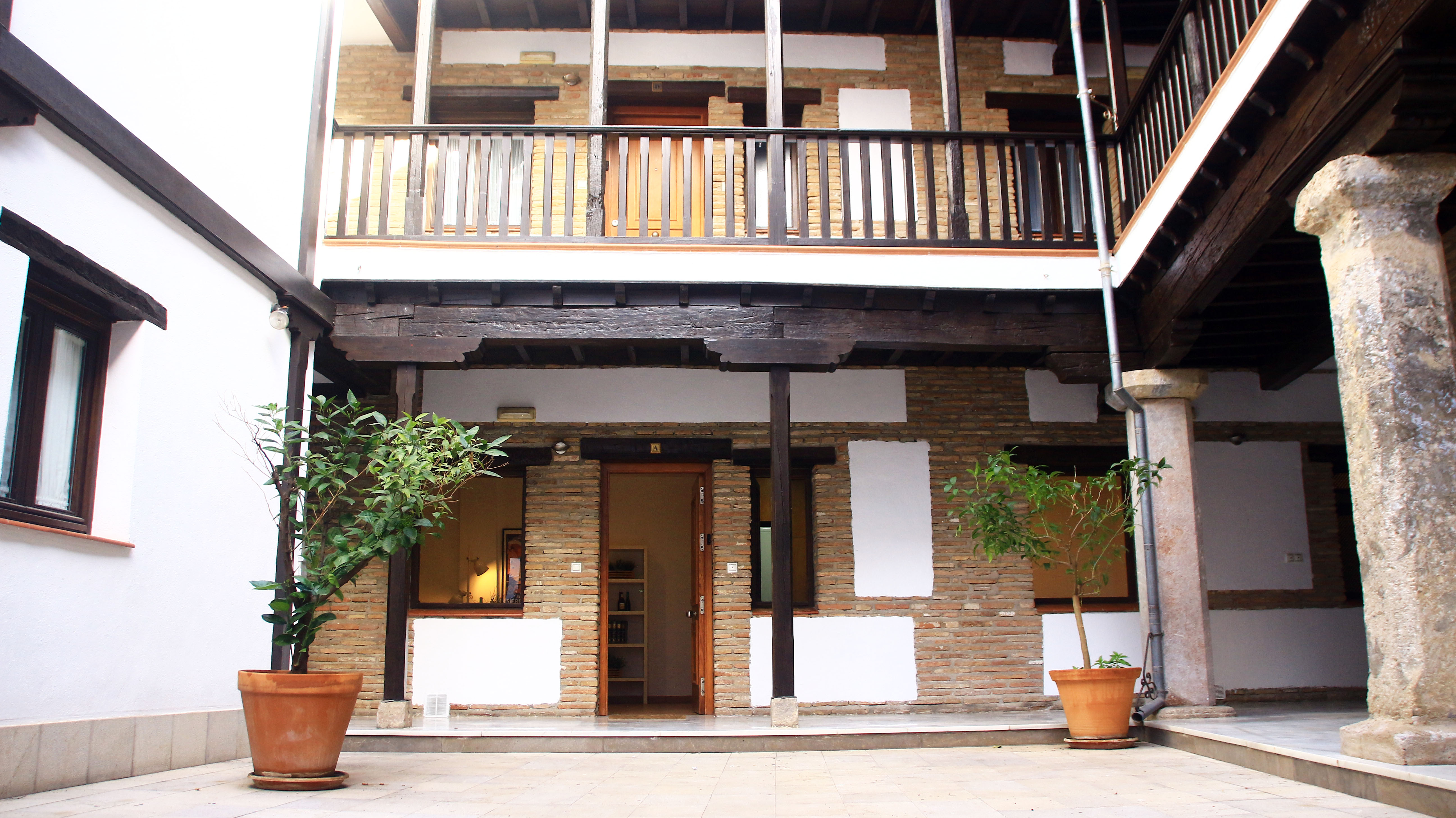 Patio histórico con alberca de piedra de la Casa de la Alberca