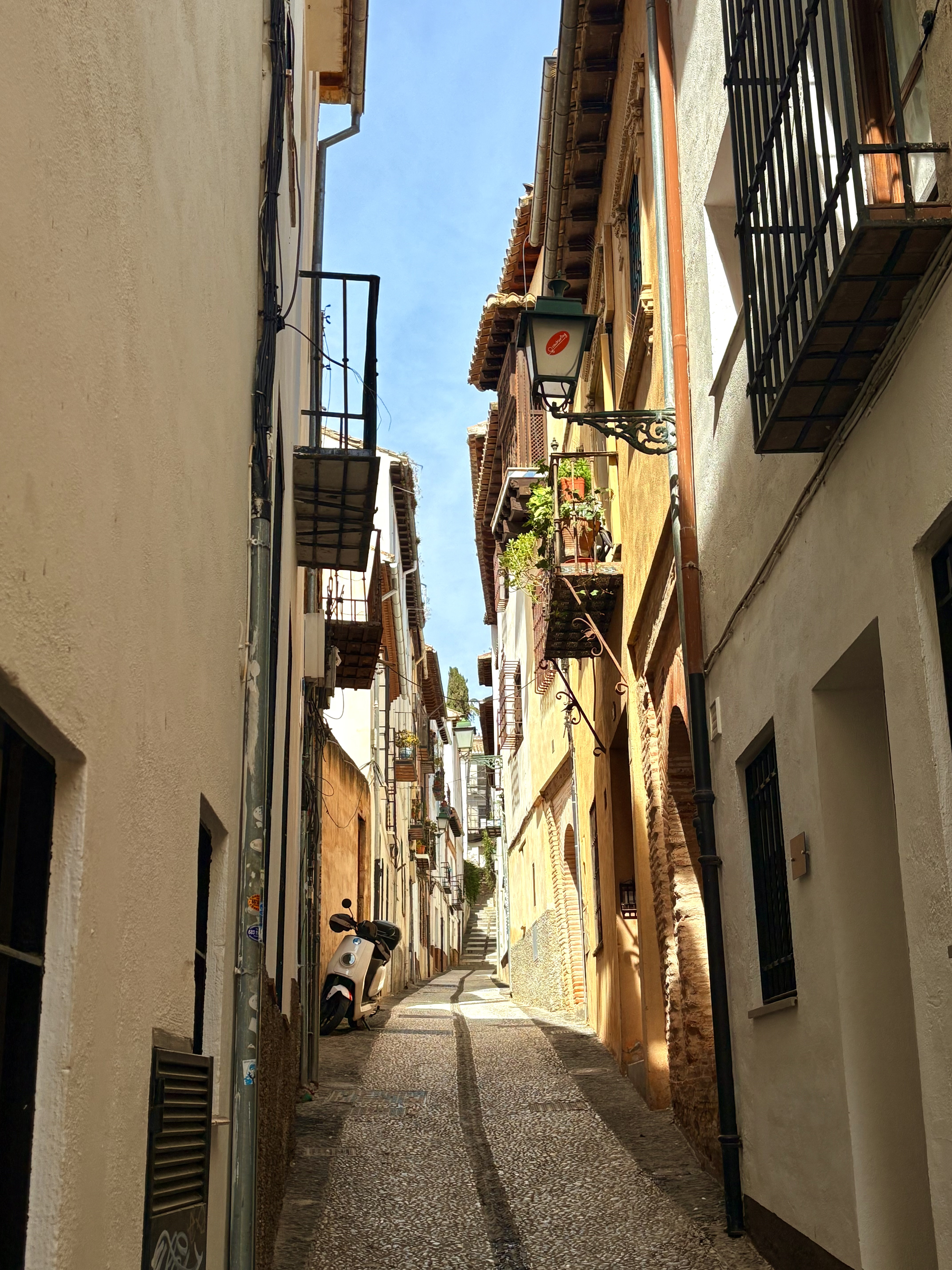 Calle Horno del Oro, en el Albaicín, junto al Paseo de los Tristes